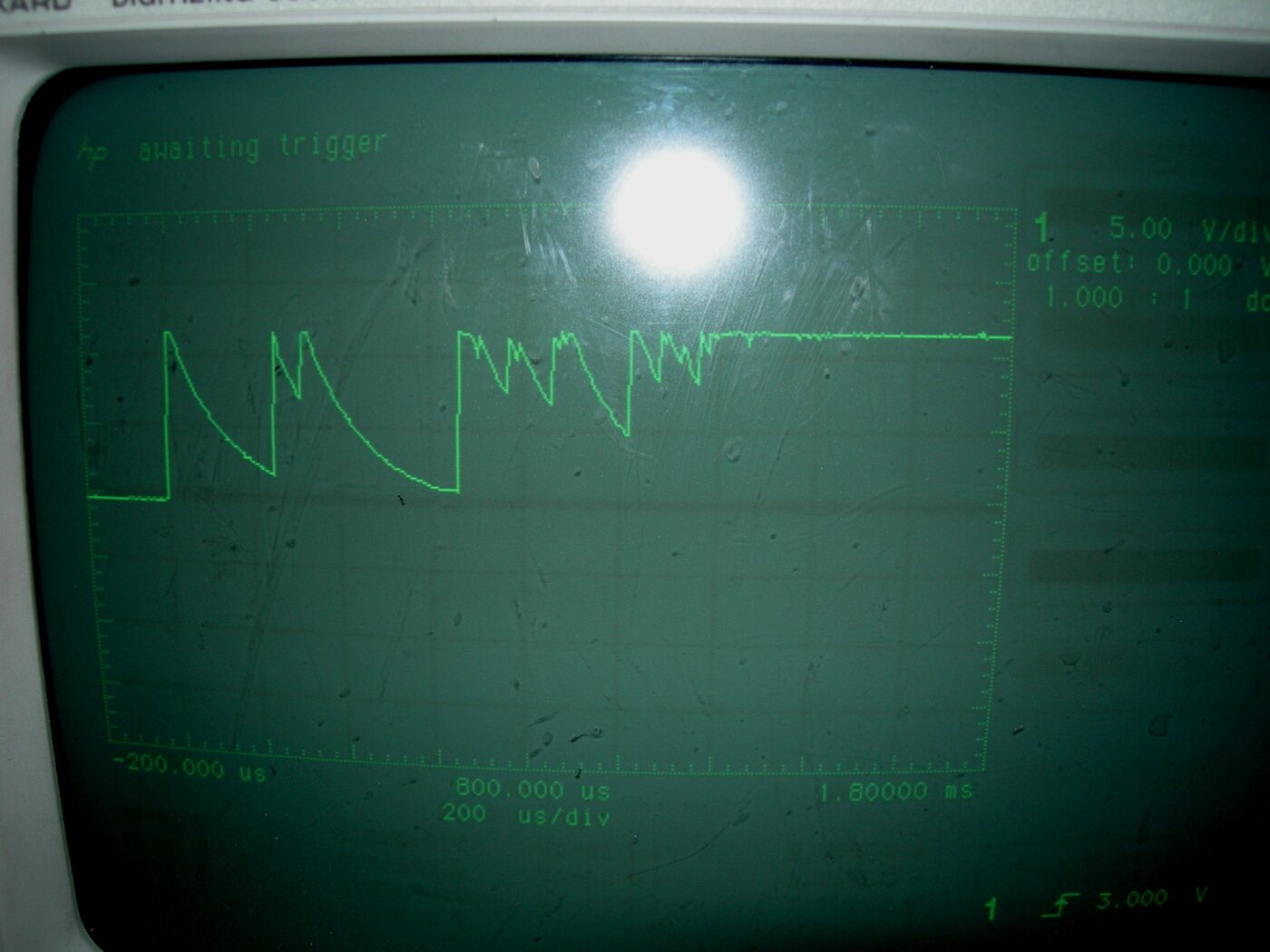 Trace d'oscilloscope : le signal d'un interrupteur bascule une dizaine de fois avant de se stabiliser
